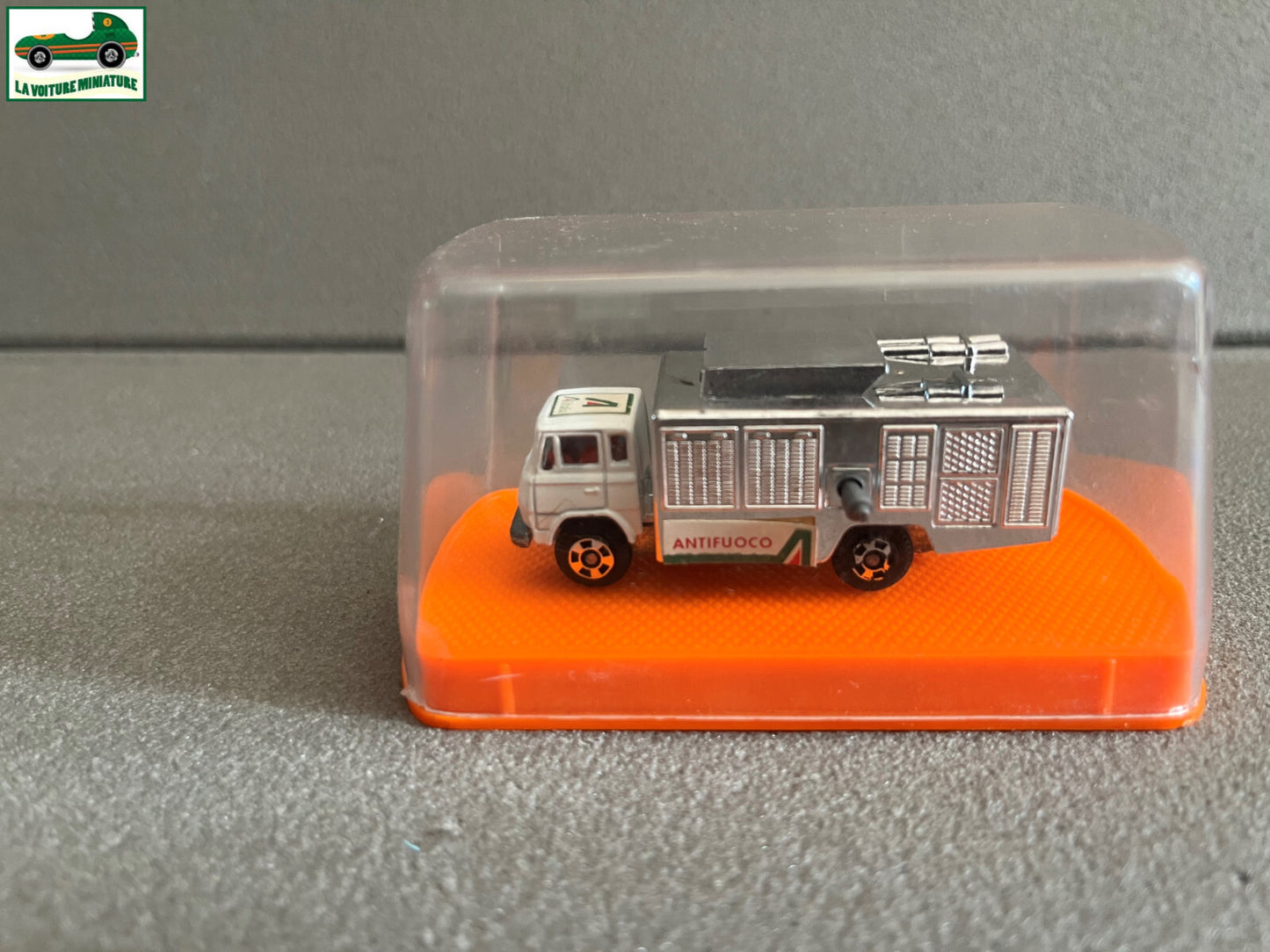 Voiture miniature Camion Mercedes Aeroport Guiloy Spain Echelle 1/124 Majorette