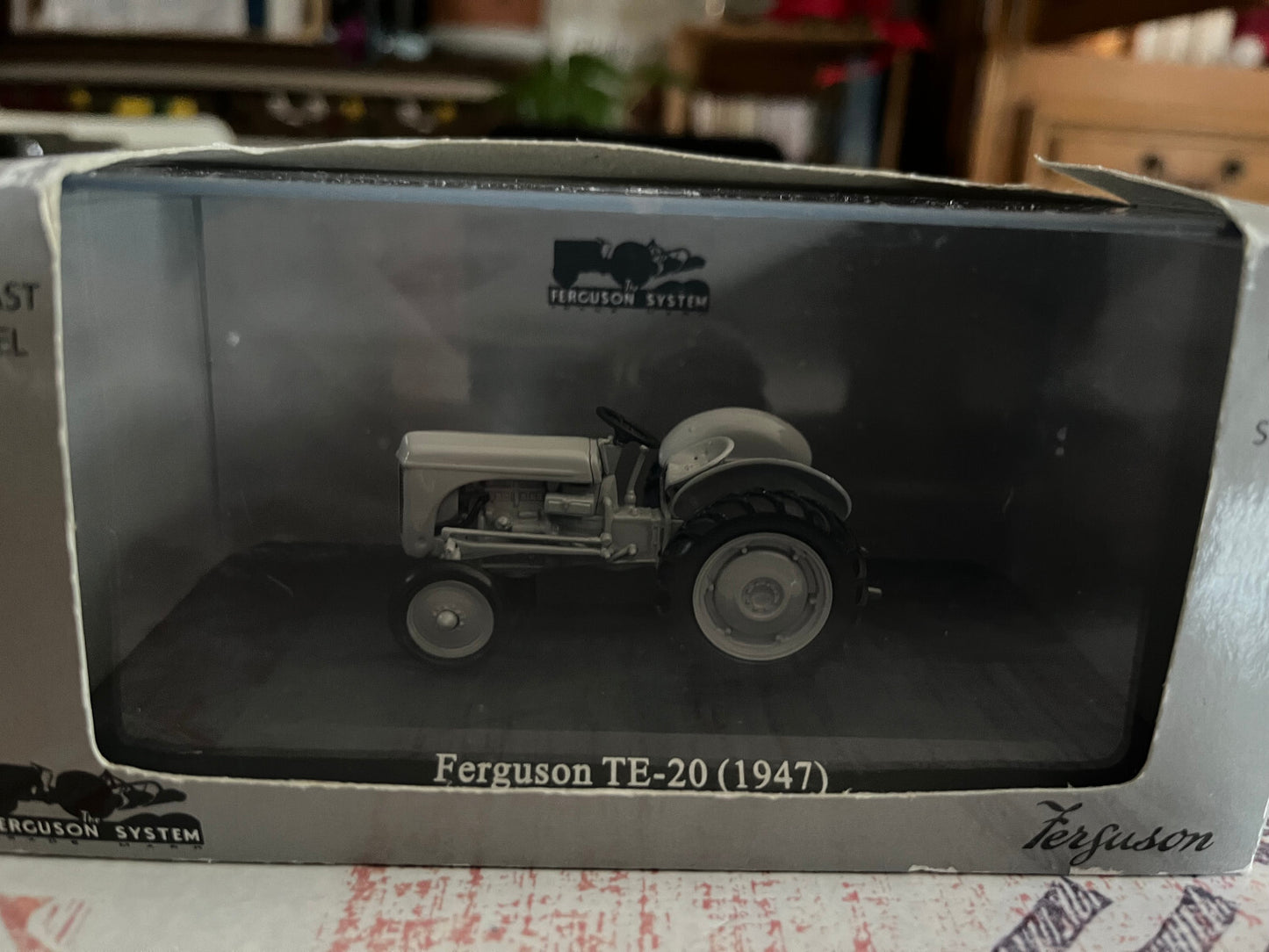 Voiture miniature Tracteur Agricole Ferguson TE-20 1947 Universal Hobbies 1/43
