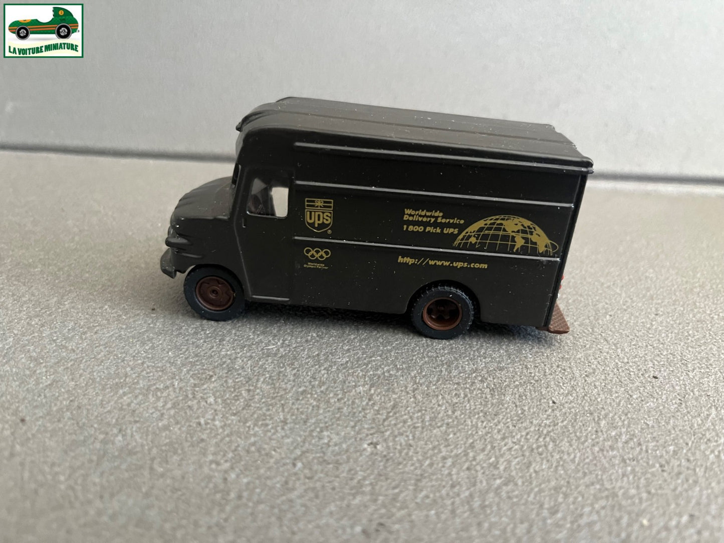 Ancienne Voiture Miniature Camion Livraison Colis UPS 1/40