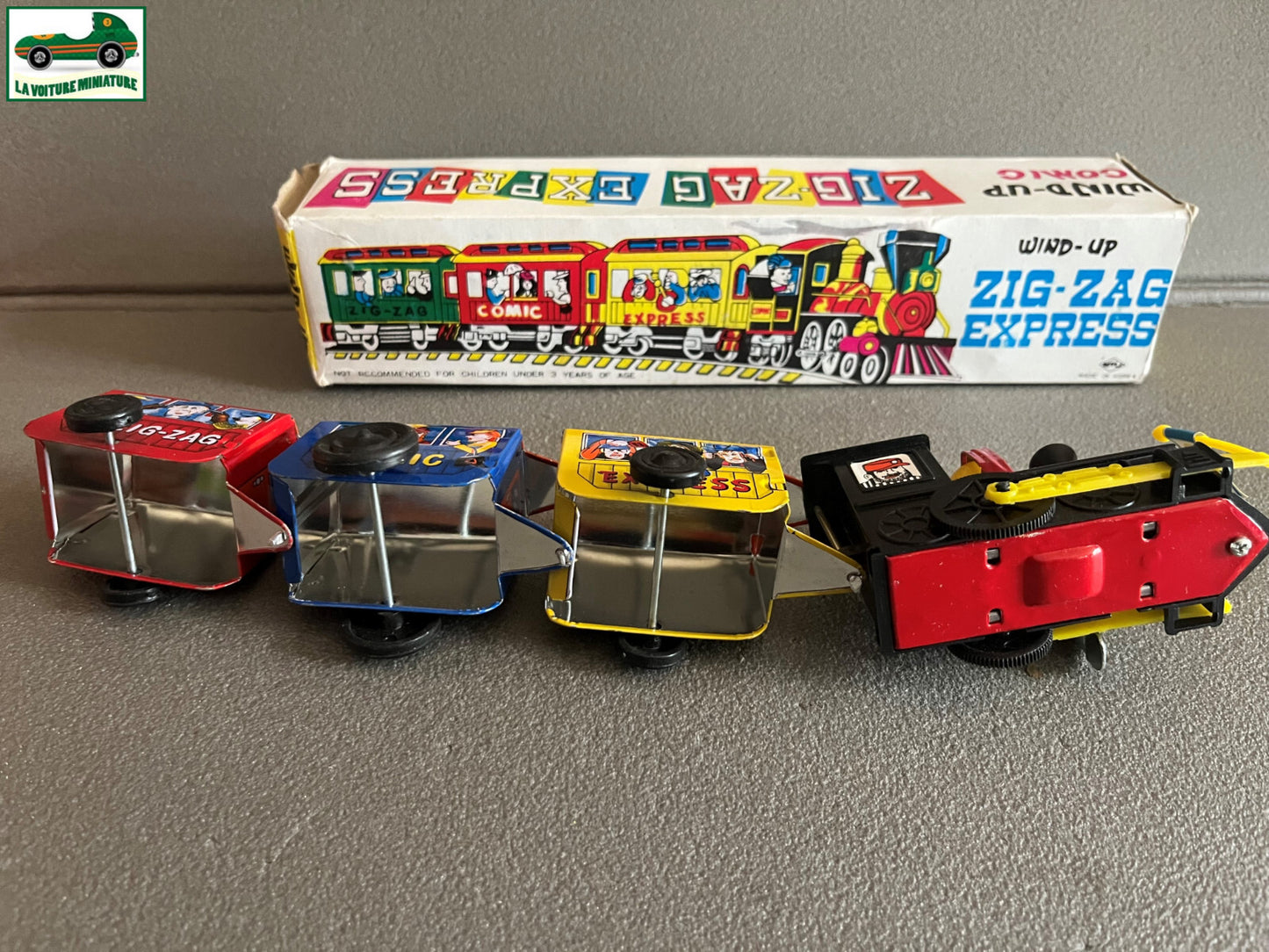 Ancien Jouet de Bazar Plastique Mécanisme Clé Train Zig Zag Express Comic Corée