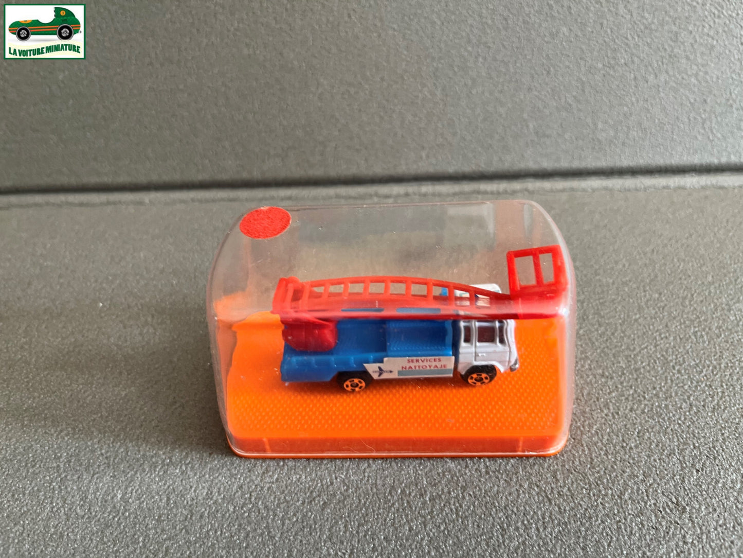 Voiture miniature Camion Mercedes Aeroport Guiloy Spain Echelle 1/124 Majorette