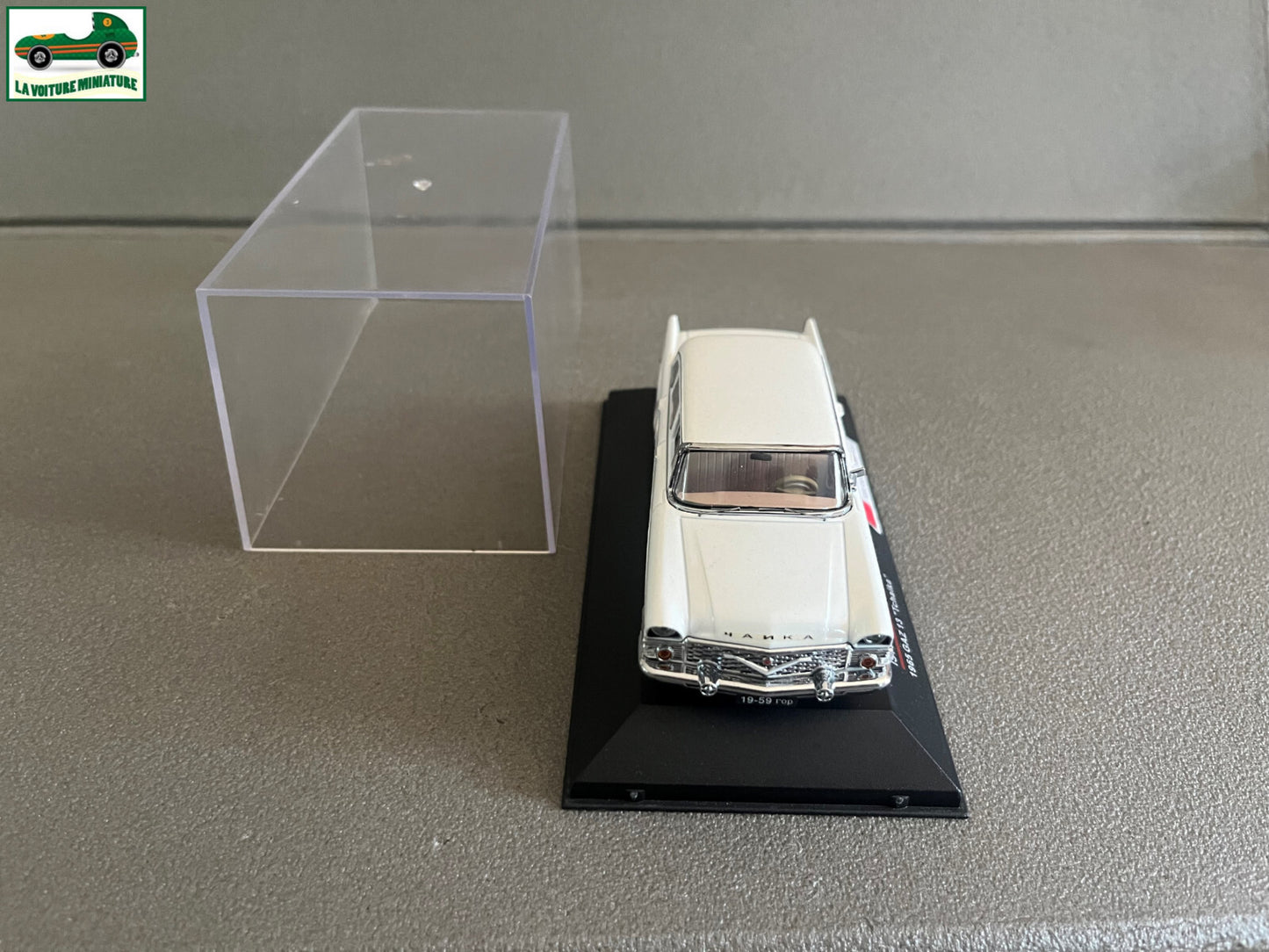 Voiture miniature 1965 Gaz 13 Tchaika IST au 1/43