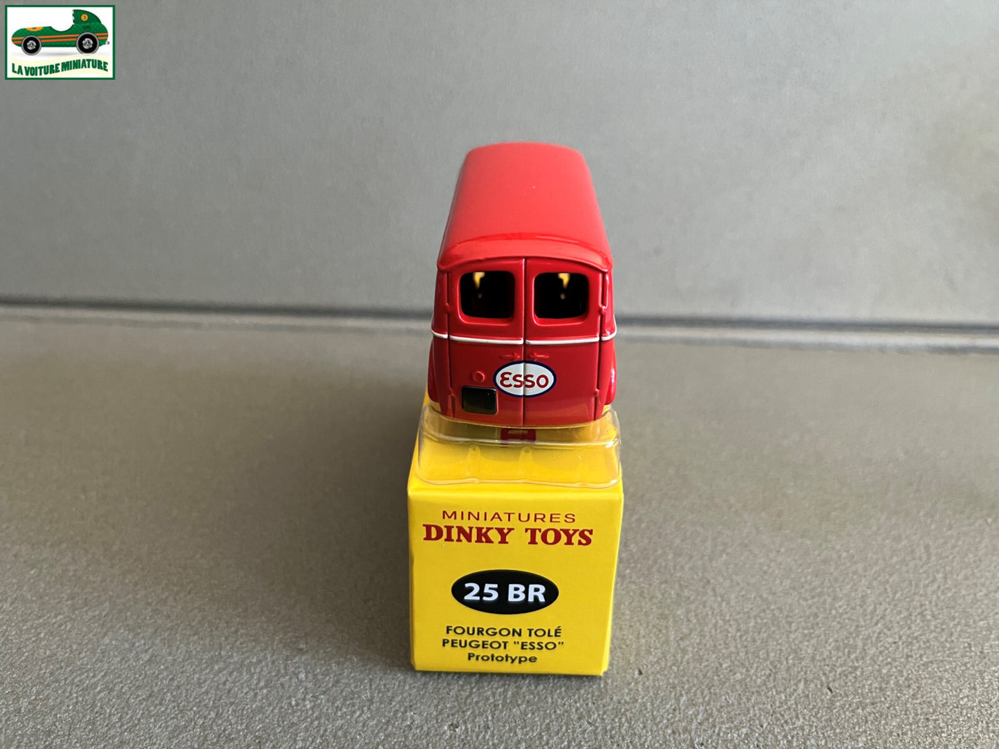 Voiture miniature Fourgon Tolé Peugeot Esso 25 BR Deagostini Dinky Toys 1/43