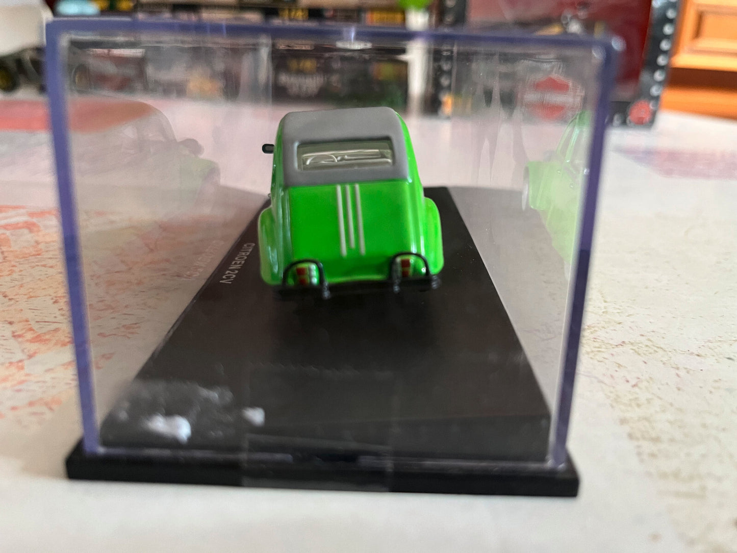 Voiture Miniature Citroen 2CV Verte Universal Hobbies 1/43