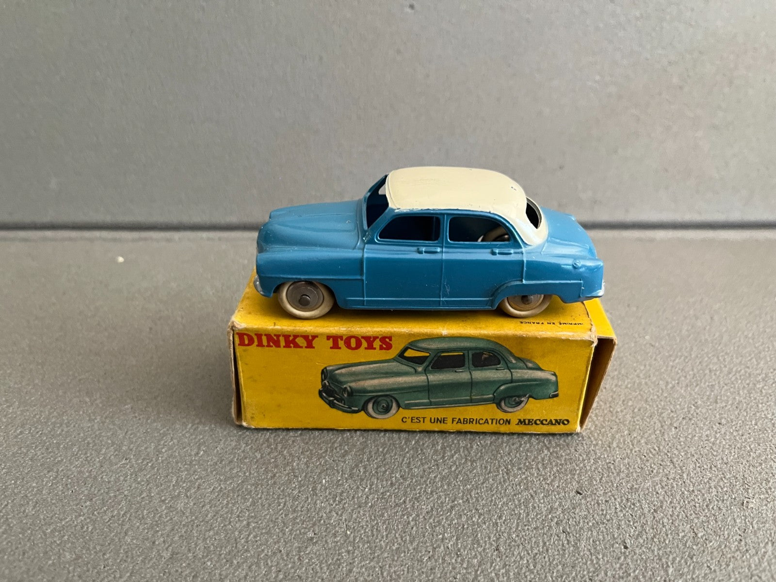 Ancienne Miniature Voiture Simca 9 Aronde Dinky Toys France 24U Bi-ton Boite