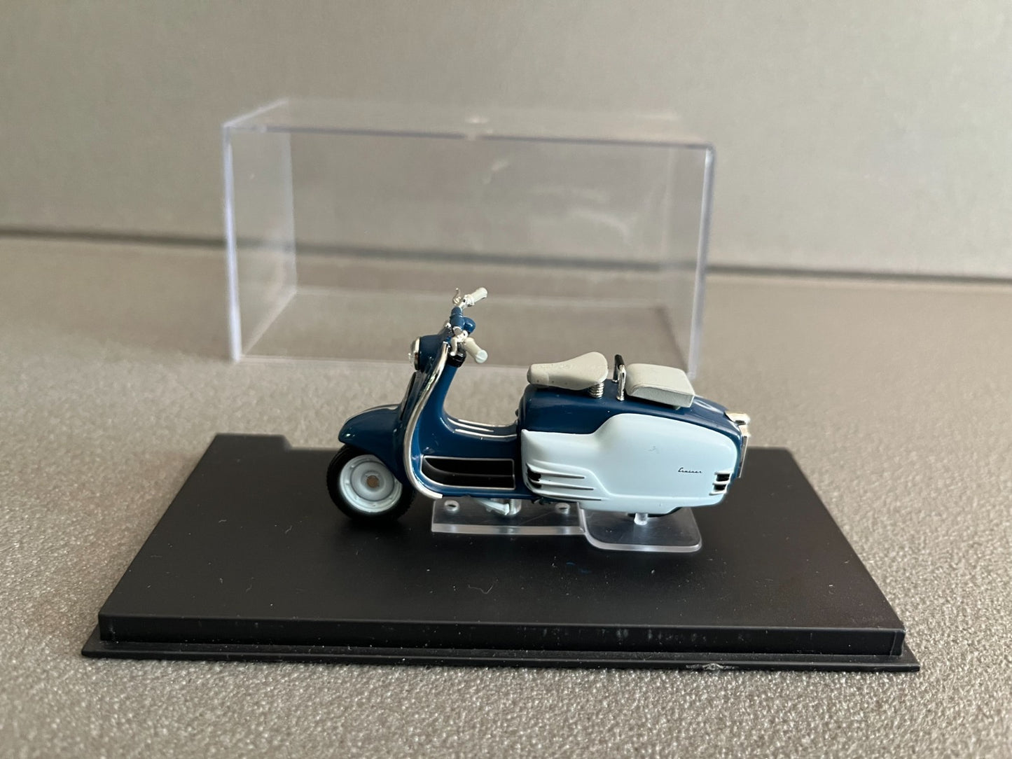 Moto miniature Italienne Ducati Scooter Cruiser 1951 1/24