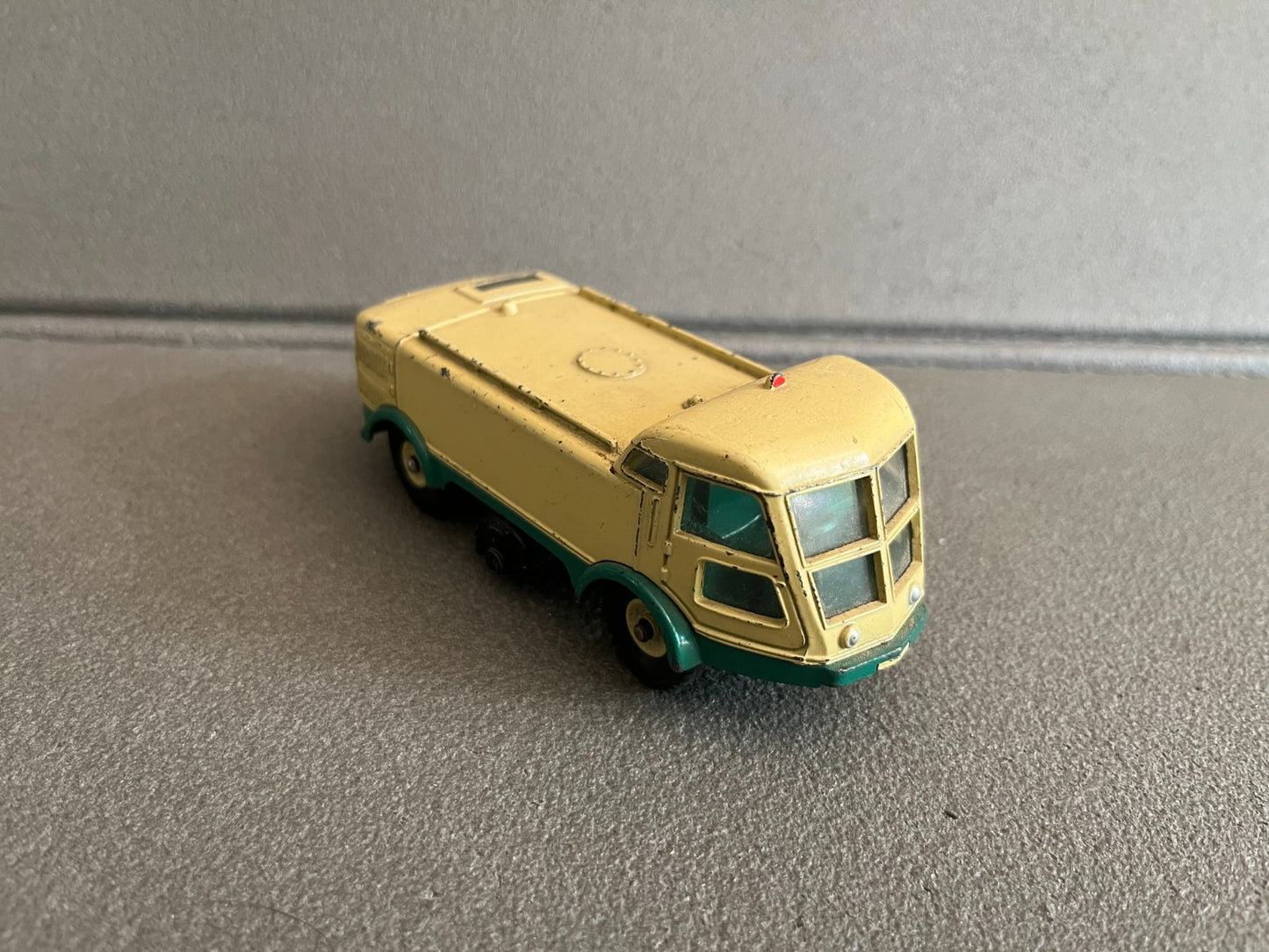 Ancienne Miniature Voiture Camion LMV Balayeuse Dinky Toys Meccano France
