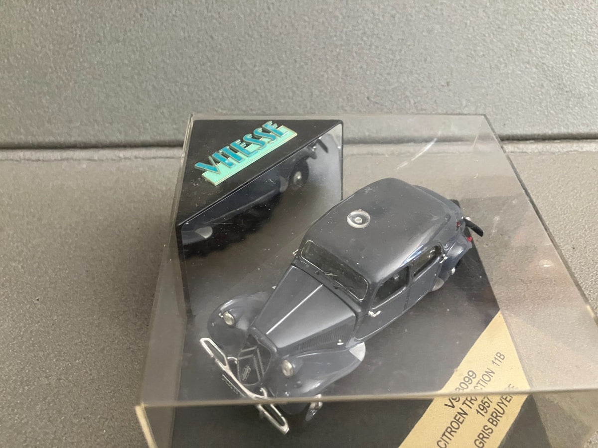 Voiture Miniature Citroen Traction 11B 1957 Gris Bruyere Vitesse au 1/43