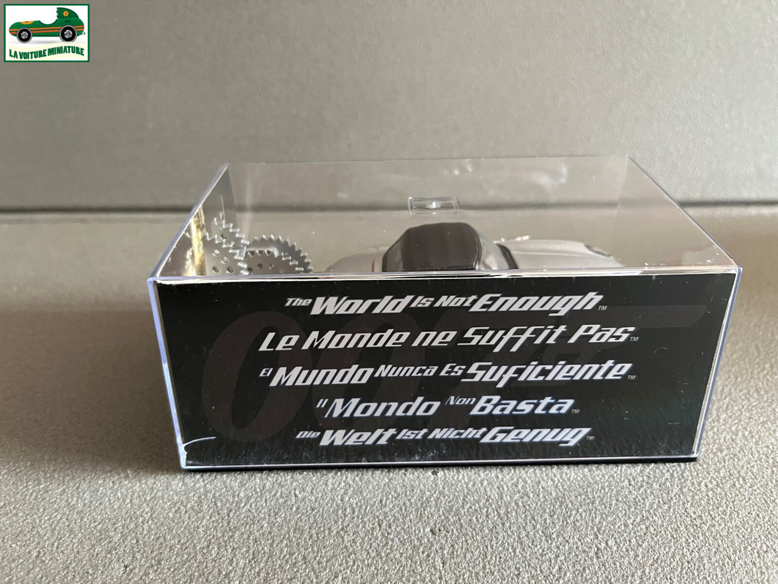 Voiture miniature BMW Z8 The World is not Enough James Bond 007 1/43