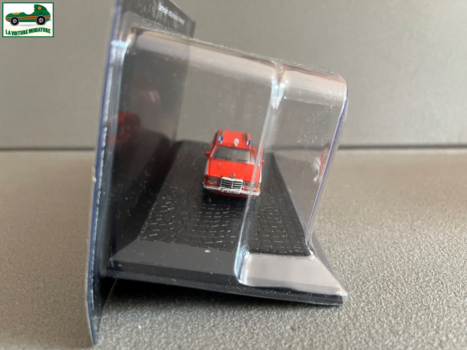 Miniature Voiture Camion de Pompiers Mercedes Benz W 123 DeAgostini au 1/72