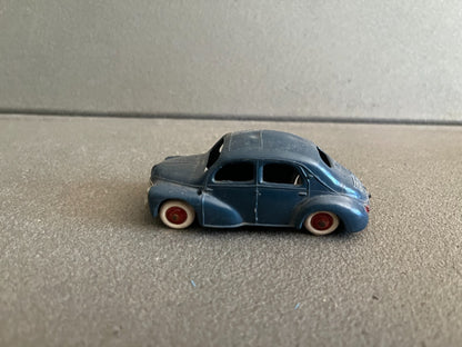 Ancienne Voiture Miniature Renault 4CV Norev Plastique France Epave