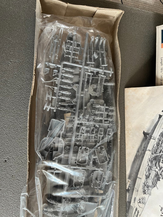 Maquette Kit à monter Bateau Navire Militaire Bismarck Revell 1/570