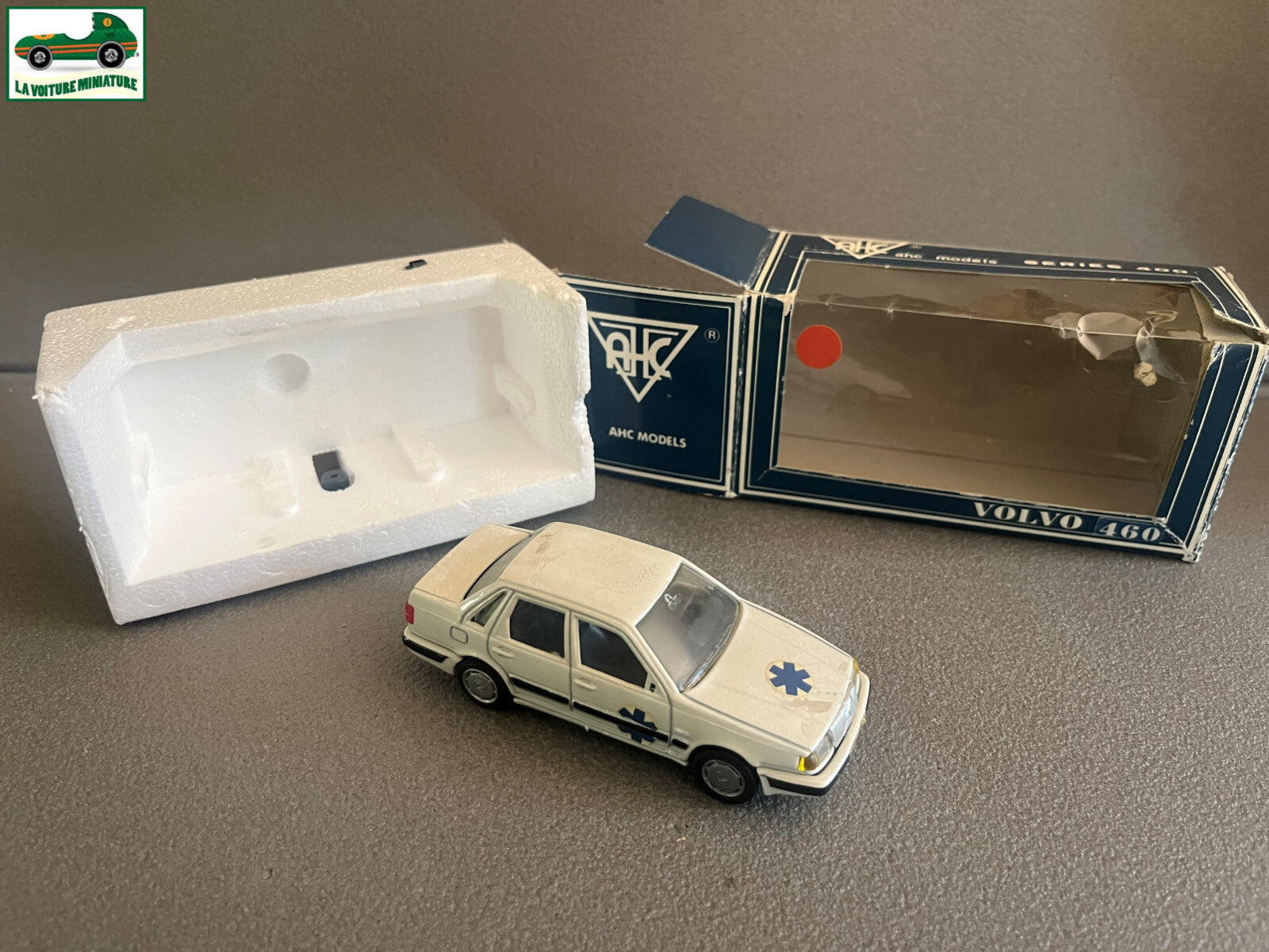 Voiture miniature Volvo 460 Pilen AHC Models au 1/43