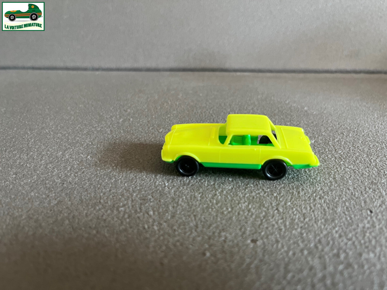 Ancienne Miniature Voiture Plastique Mercedes 280 SL Coupé Italy au 1/72