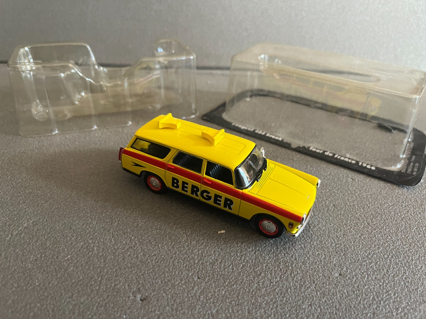Voiture Miniature Peugeot 404 Berger Tour de France 1966 Norev Vélo au 1/43
