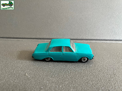 Ancienne Miniature Voiture Plastique Ford Taunus 17M Norev France 1/43 Epave