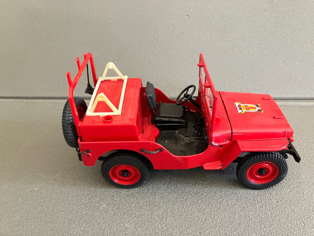 Ancienne Voiture miniature Jeep Willys Pompiers Tarn Solido au 1/18 Incomplète