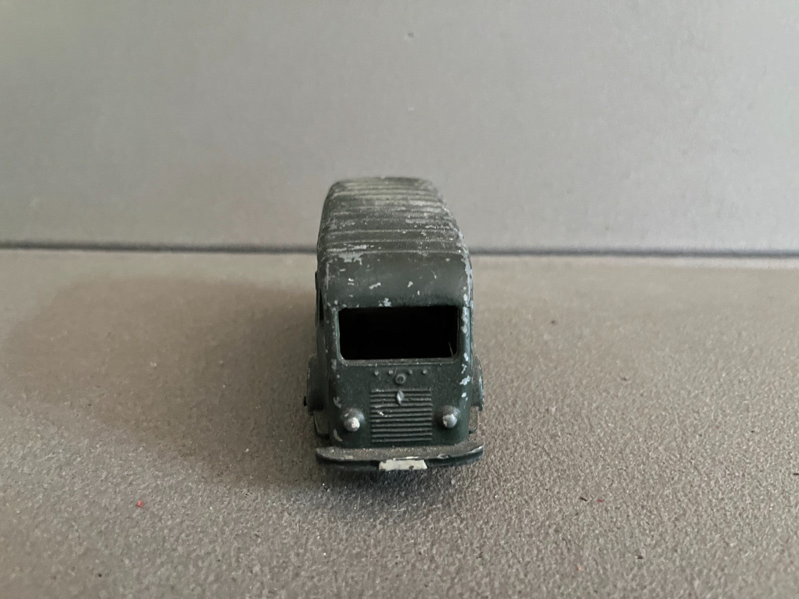 Ancienne Miniature Camion Renault 1000 Kgs CIJ France Epave