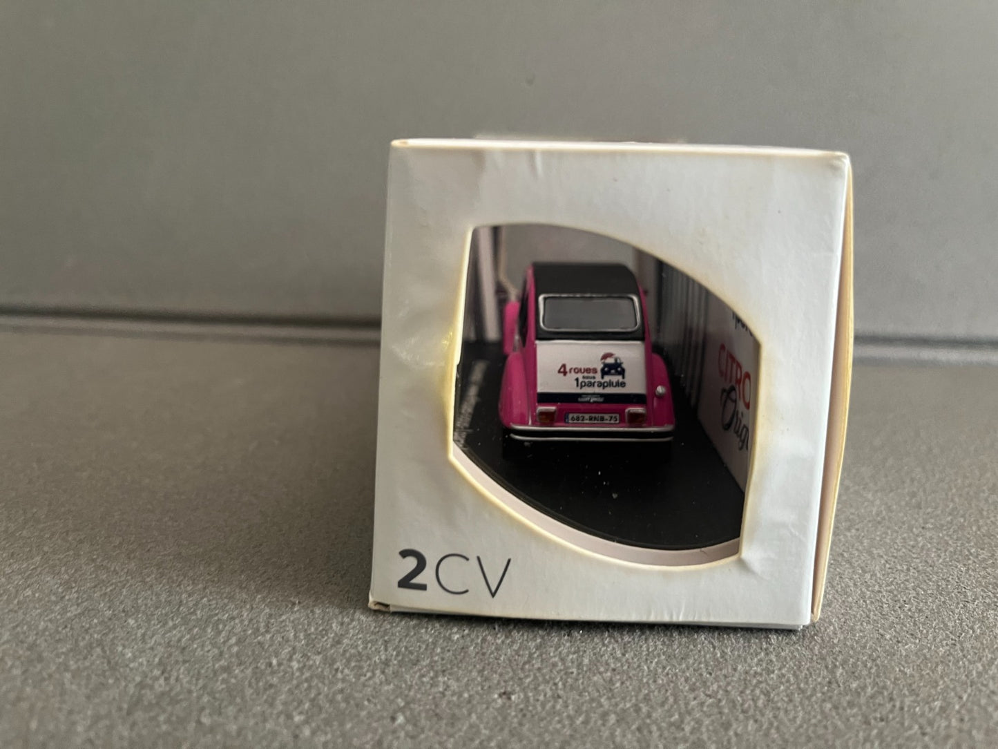 Voiture miniature Citroen 2CV 6 Rose 4 Roues Sous un Parapluie N°8 Eligor 1/43