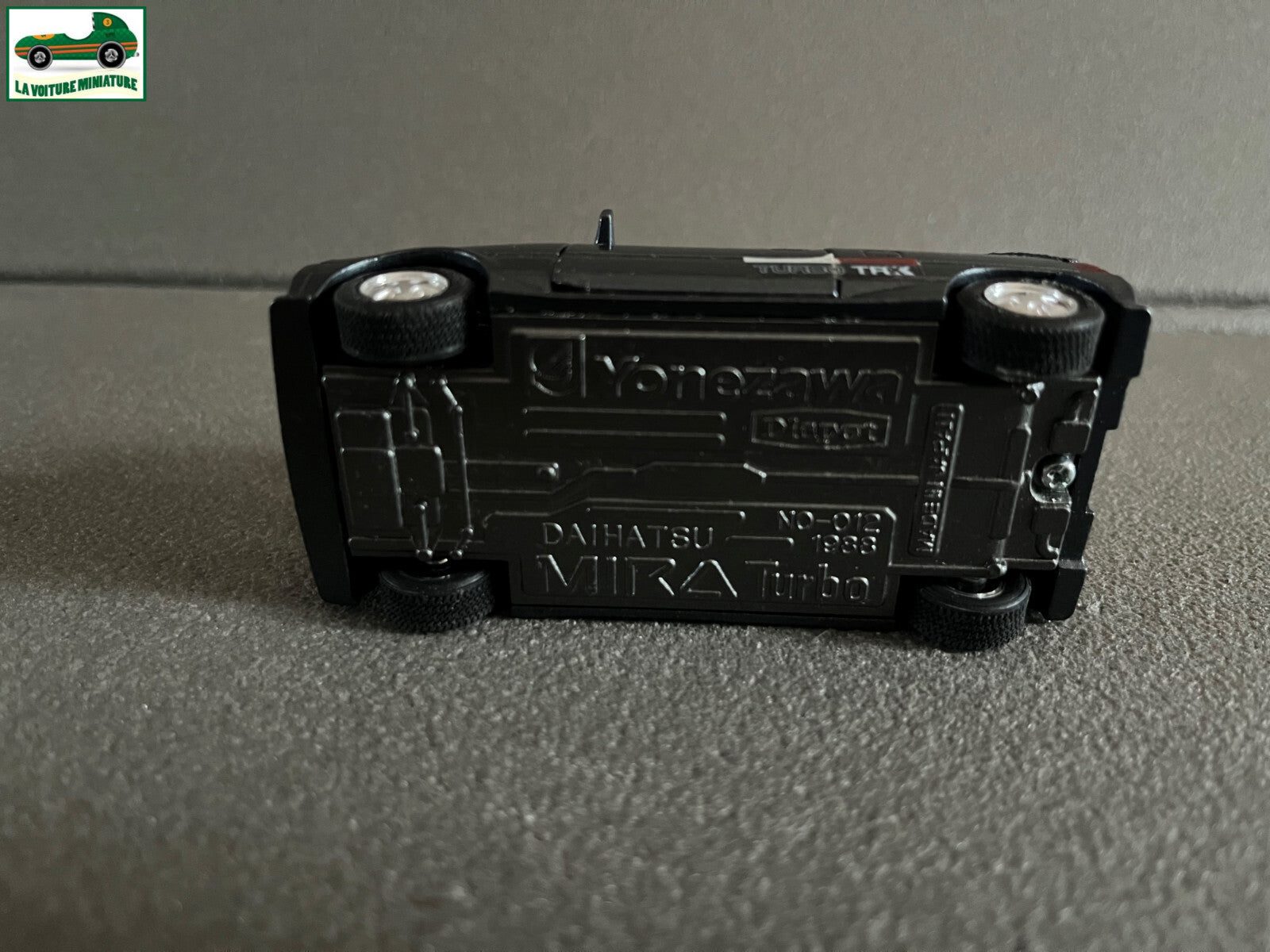 Voiture miniature Diapet Daihatsu Mira Japan au 1/35