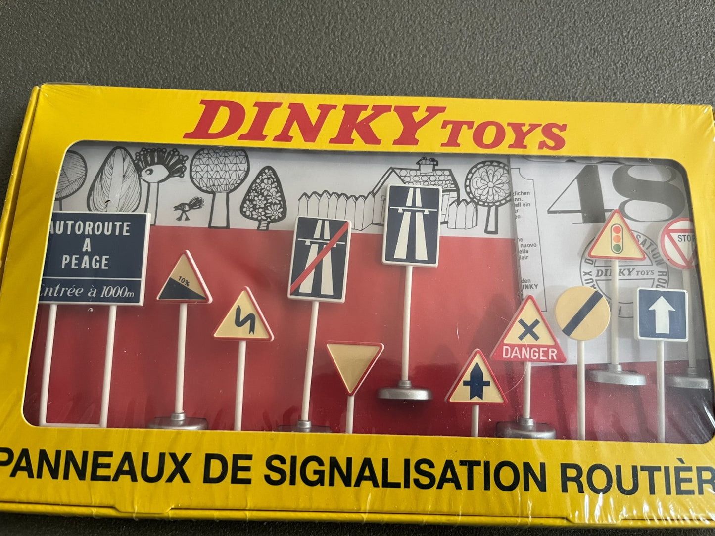 Voiture miniature panneaux de signalisation routière Dinky Toys Atlas