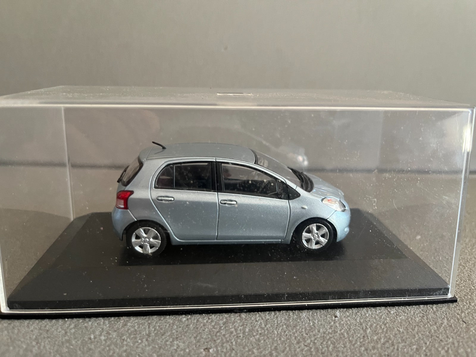 Voiture Miniature Toyota Yaris Minichamps au 1/43 Défauts