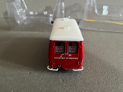 Voiture miniature Camion Peugeot J7 Ambulance Paris Pompiers Hachette 1/43