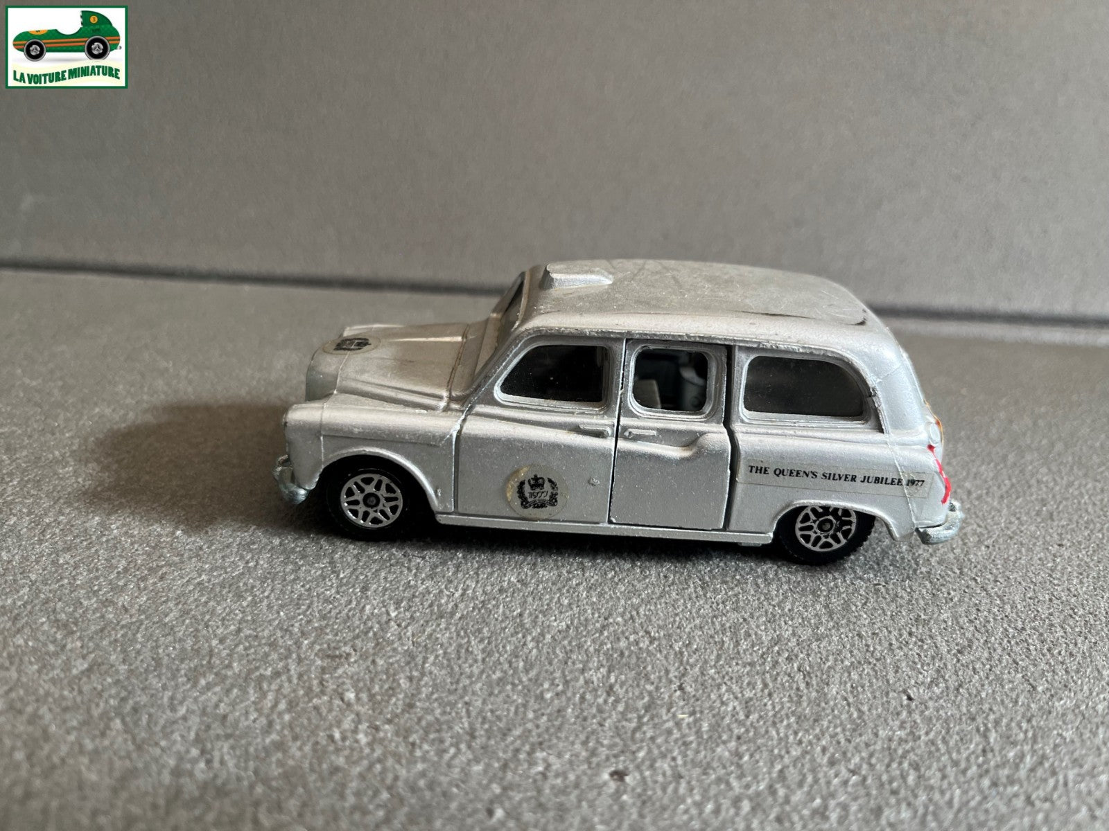 Ancienne Voiture Miniature Austin taxi Jubilee 1977 Queen Dinky Toys England