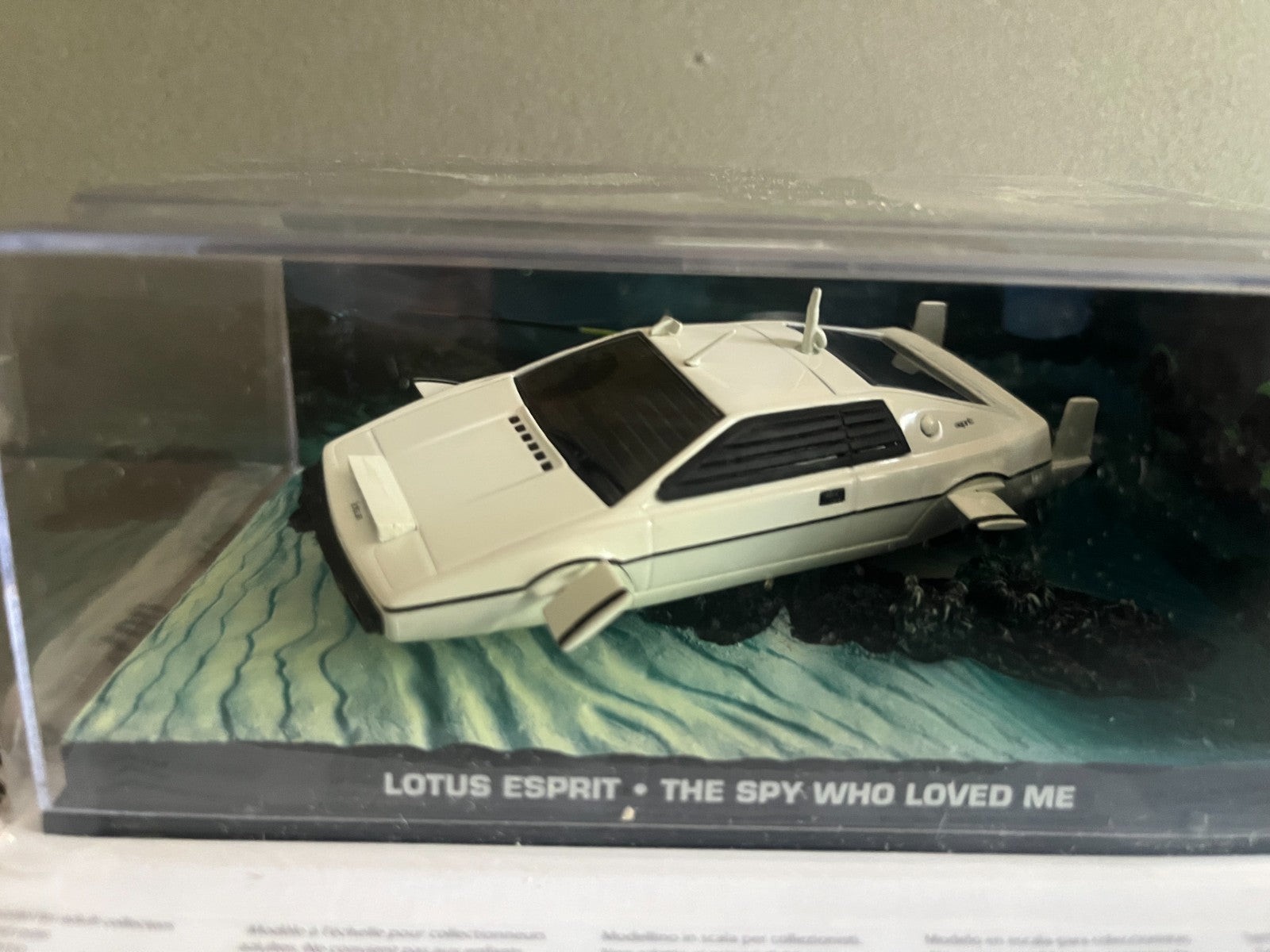 Voiture miniature Lotus Esprit The Spy Who Loved Me James Bond 007 1/43