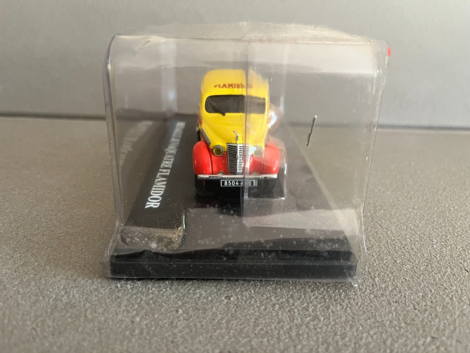 Voiture miniature Renault Juvaquatre Flamidor Auto Plus Hachette 1/43