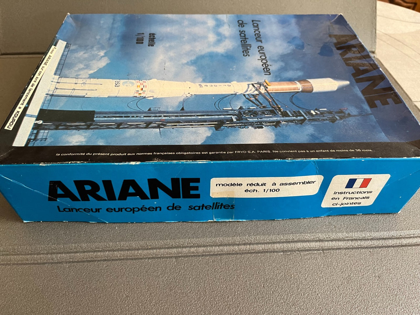 Maquette  à monter Fusée Lanceur Européen de Satelittes Ariane Euromodel 1/100