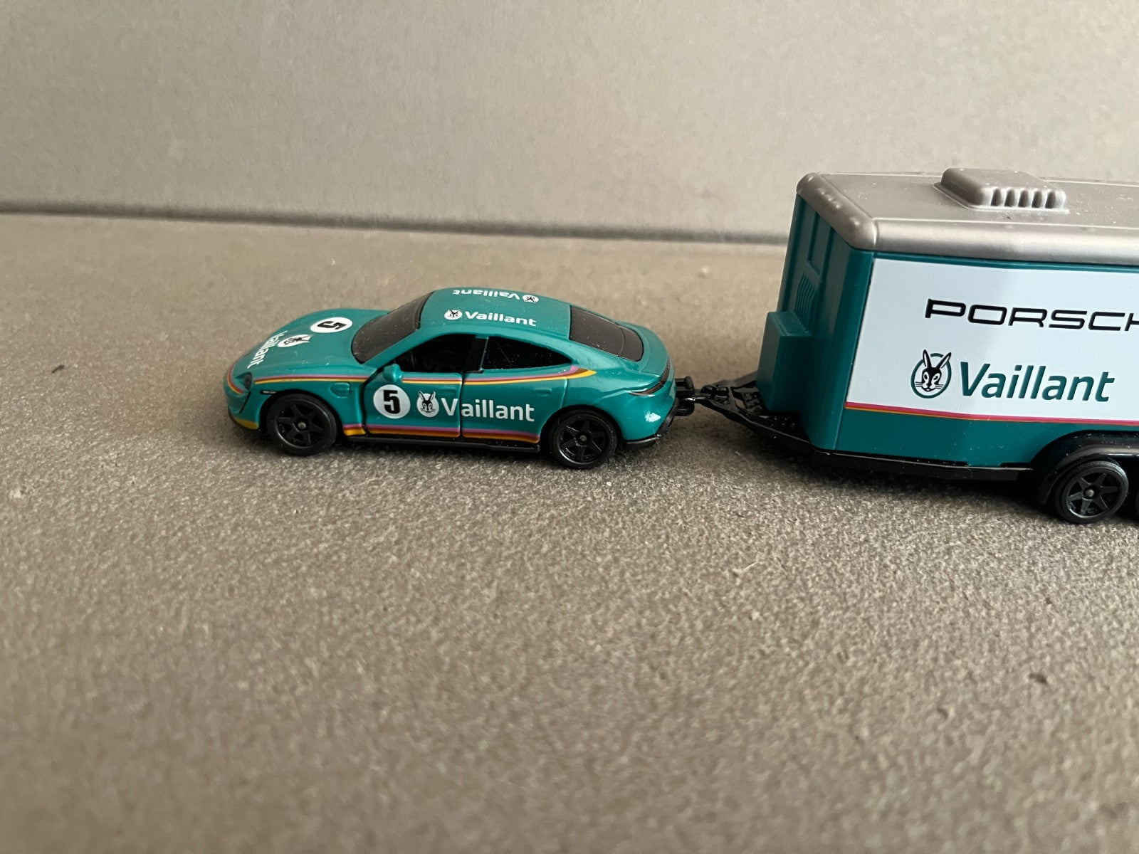 Voiture miniature Porsche Taycan + Remorque Vaillant Majorette au 1/63