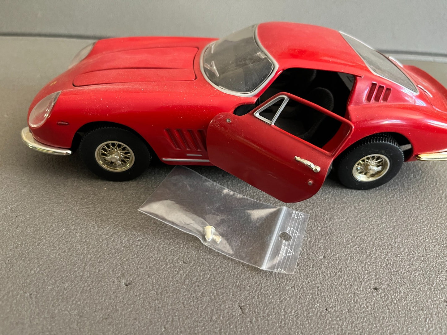 Ancienne Miniature Voiture Ferrari GTB-4 ERTL 1/18 Défauts