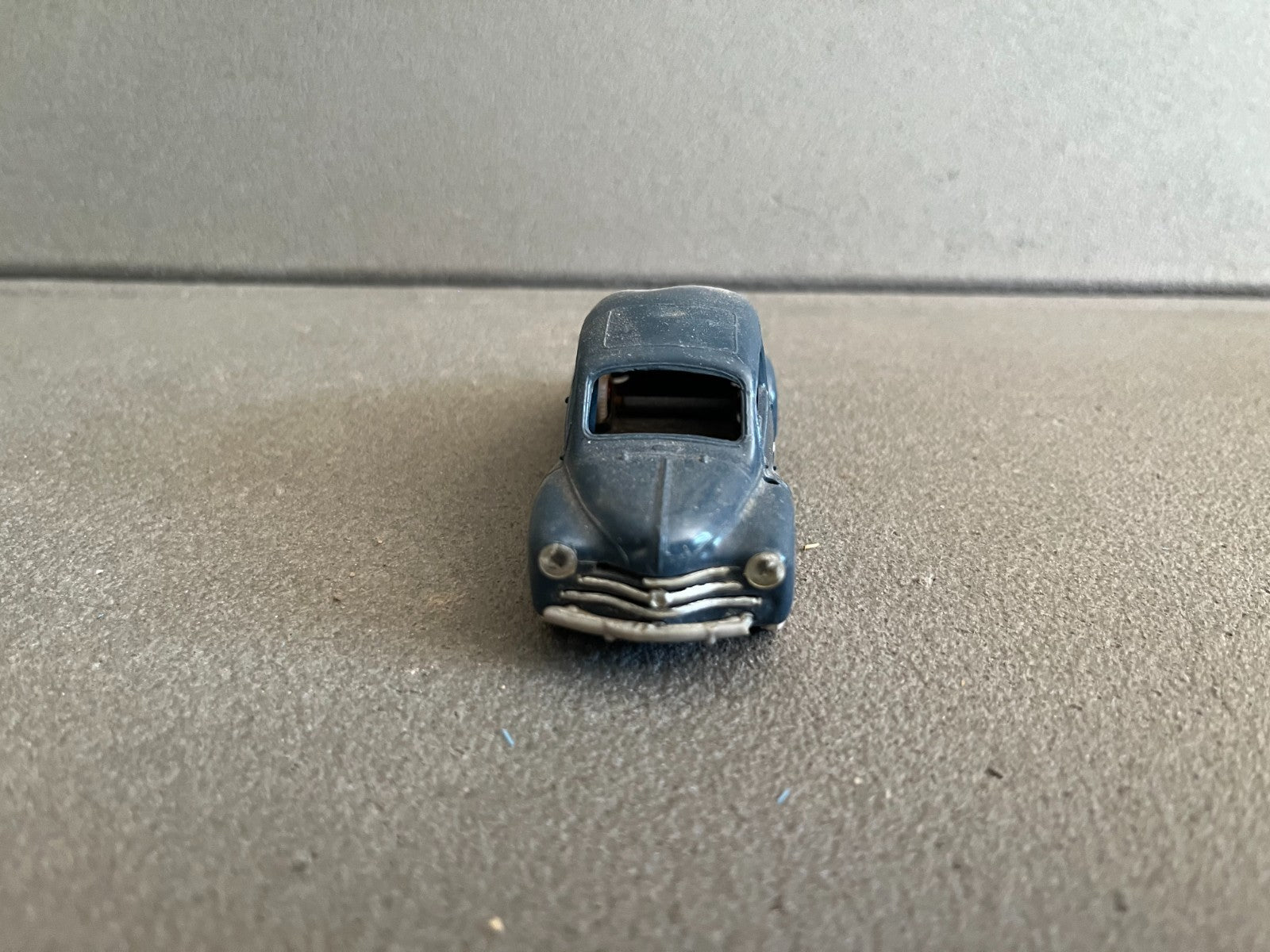 Ancienne Voiture Miniature Renault 4CV Norev Plastique France Epave
