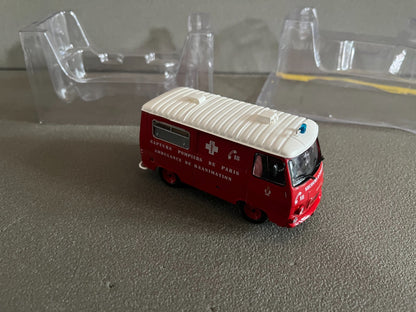 Voiture miniature Camion Peugeot J7 Ambulance Paris Pompiers Hachette 1/43