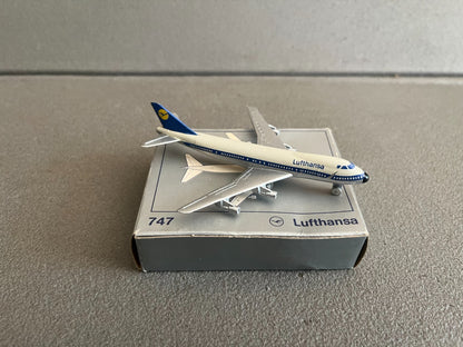 Ancien Avion miniature Boeing 747 Lufthansa Schuco Piccolo