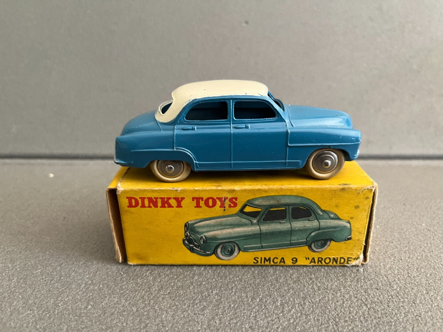 Ancienne Miniature Voiture Simca 9 Aronde Dinky Toys France 24U Bi-ton Boite