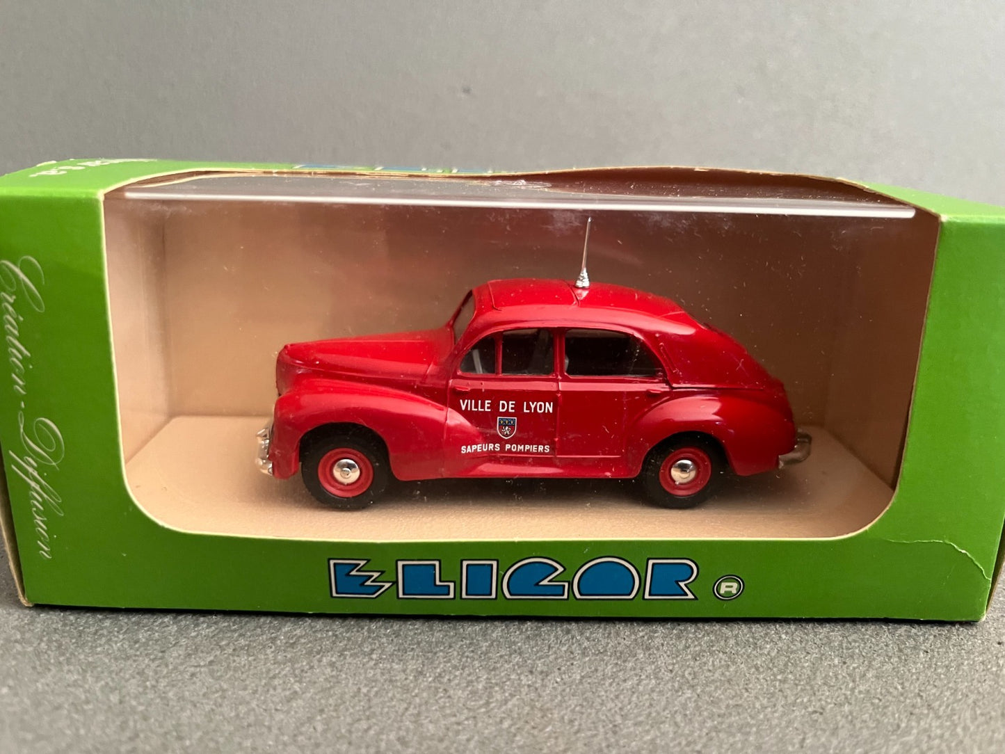 Voiture miniature Peugeot 203 secours pompiers Lyon Eligor France au 1/43