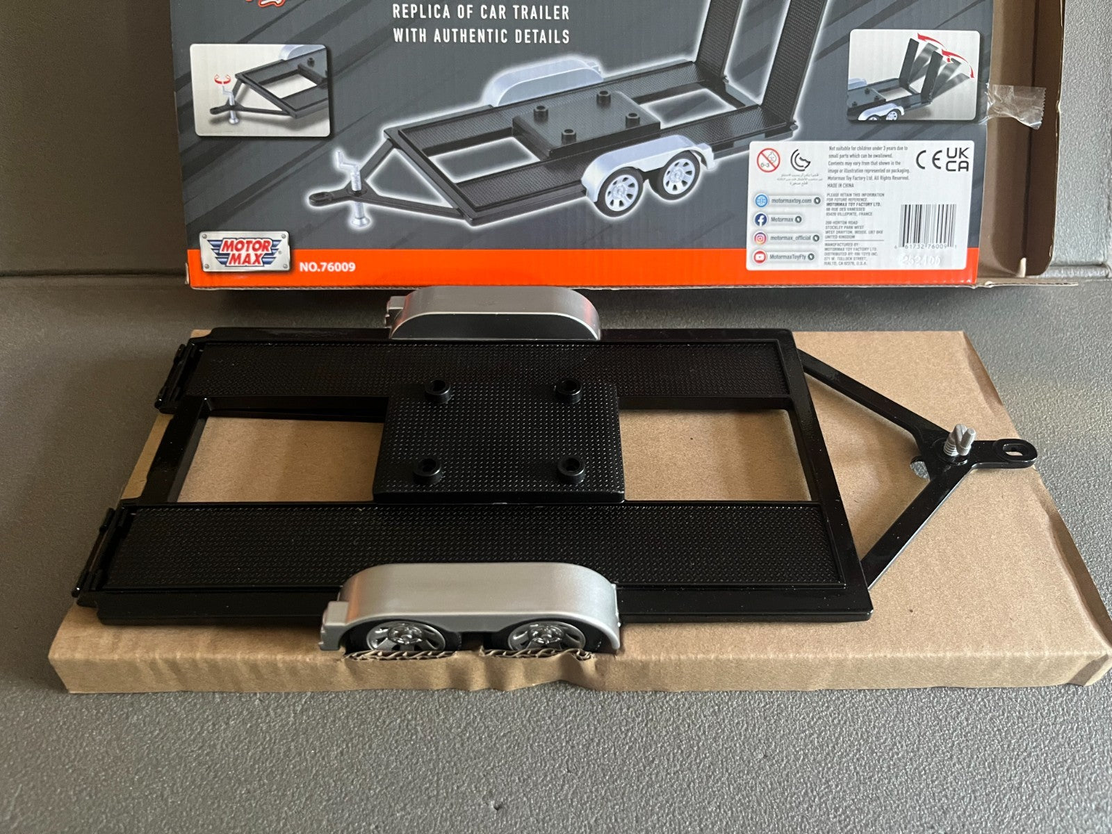 Voiture miniature Remorque Porte Voiture MotorMax Assistance Dépannage au 1/18