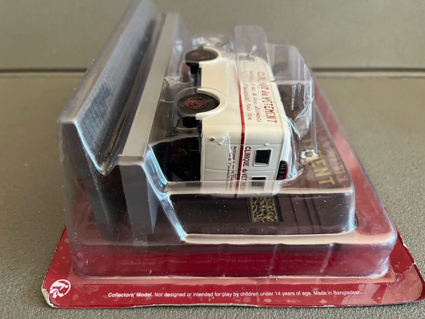 Voiture miniature Diorama Renault 206E Blanchisseuse Vetement Altaya 1/43