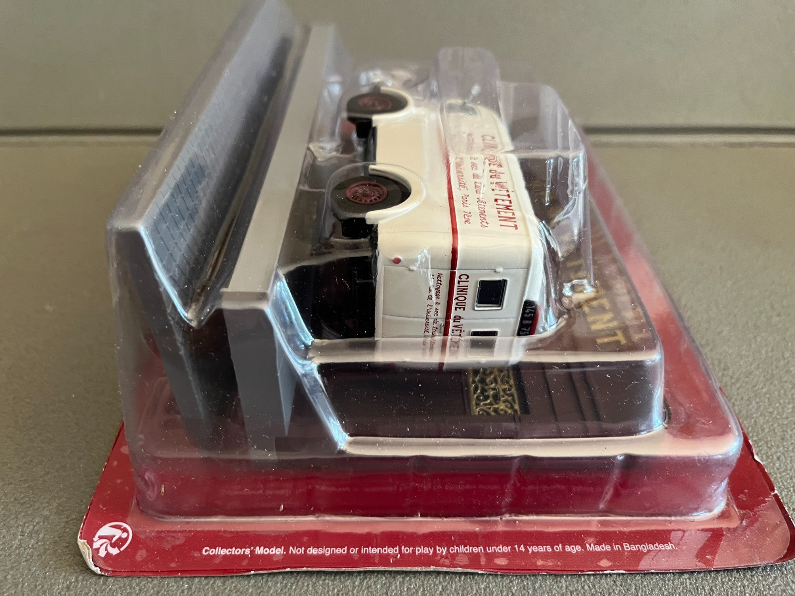 Voiture miniature Diorama Renault 206E Blanchisseuse Vetement Altaya 1/43