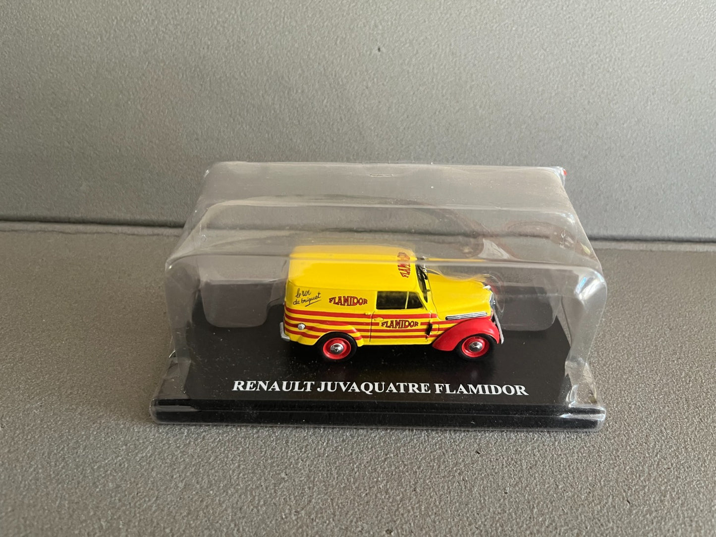 Voiture miniature Renault Juvaquatre Flamidor Auto Plus Hachette 1/43