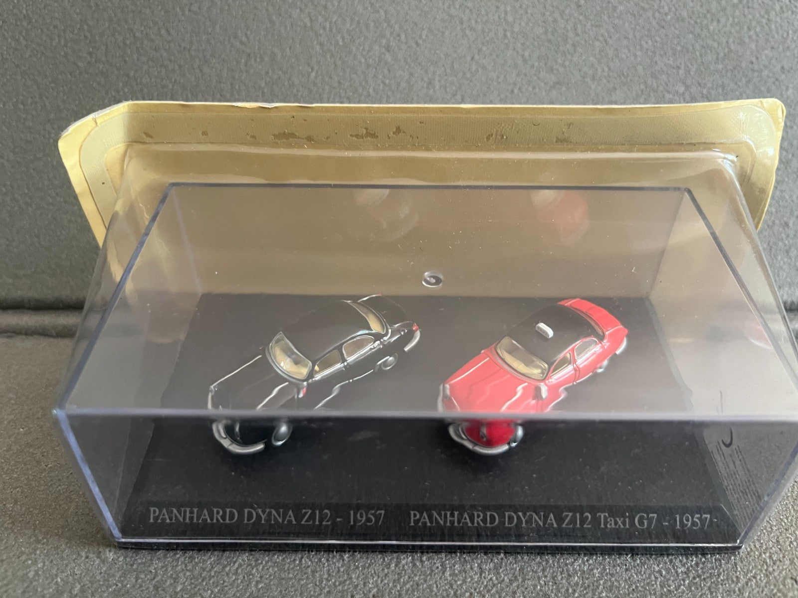 Voiture Miniature Duo Panhard Dyna Z12 1957 Taxi G7 Universal Hobbies 1/87 HO