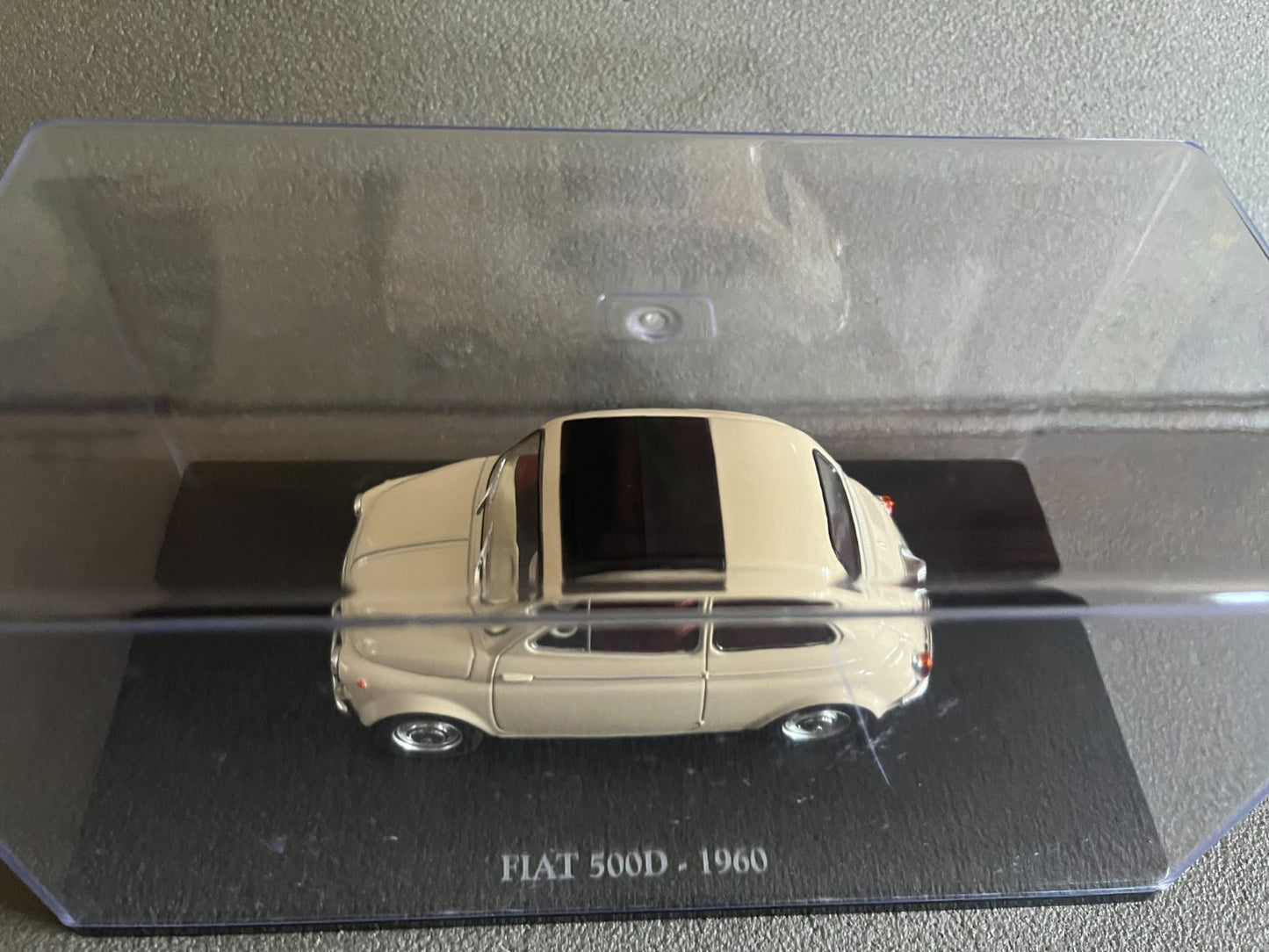 Voiture miniature Fiat 500D 1960 au 1/24