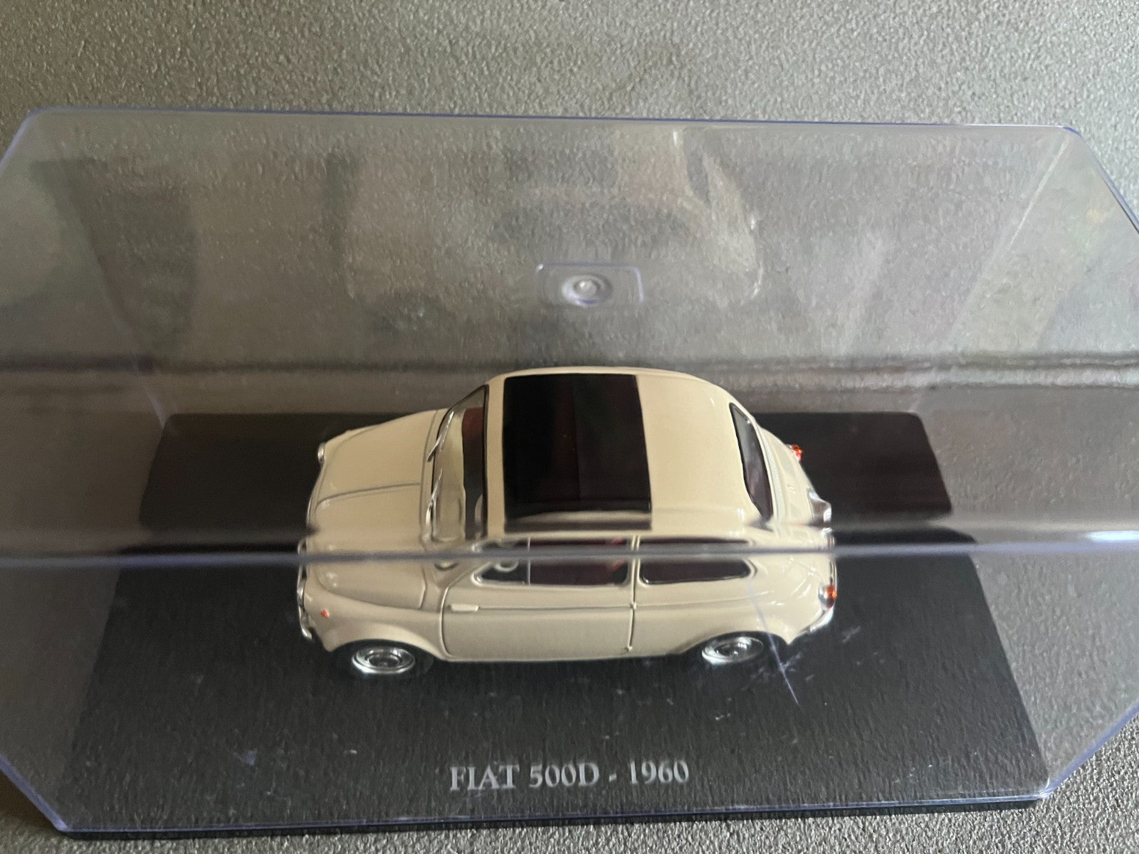 Voiture miniature Fiat 500D 1960 au 1/24