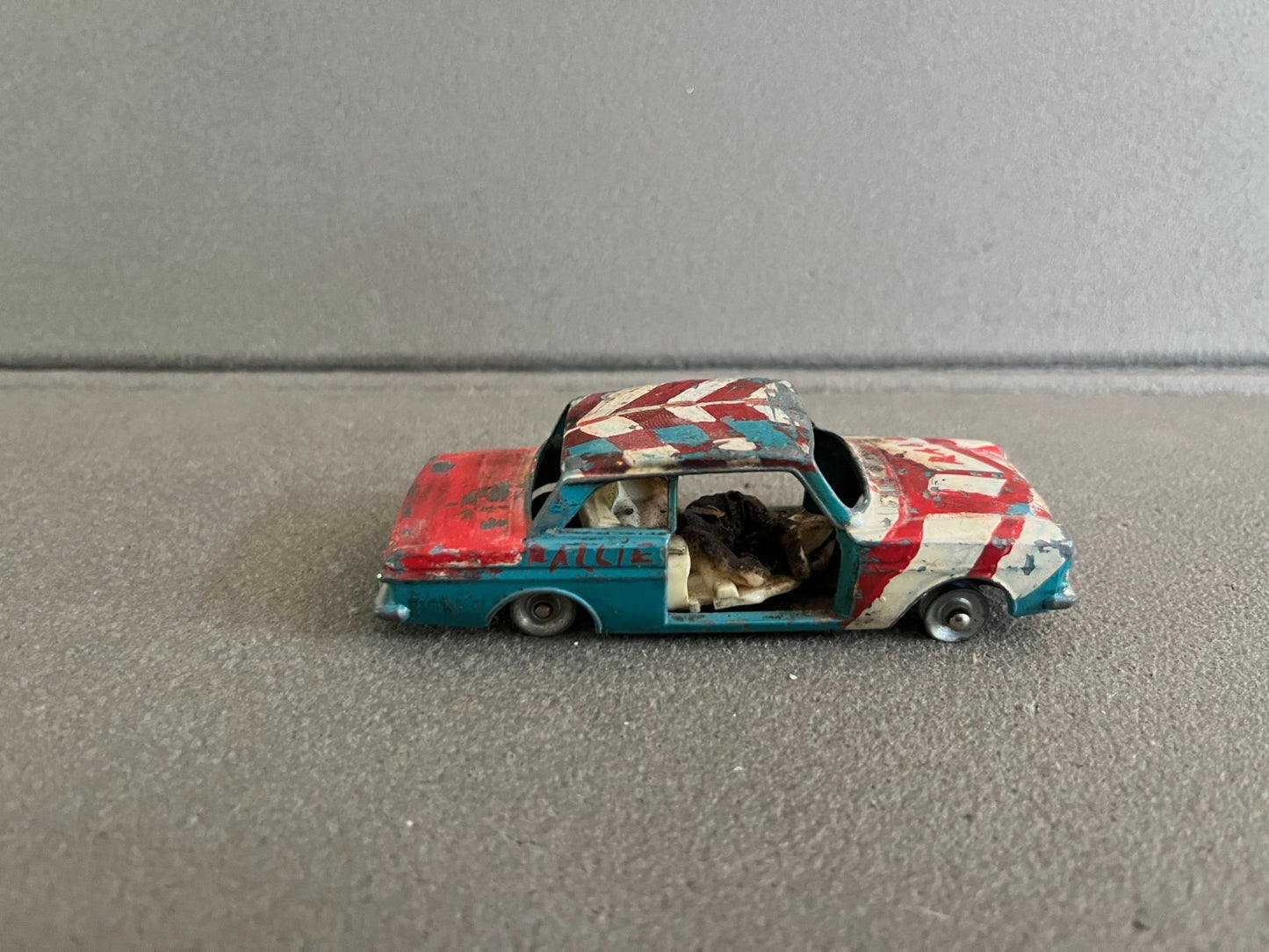Ancienne Miniature Voiture Ford Taunus 12M Dinky Toys Meccano France Epave