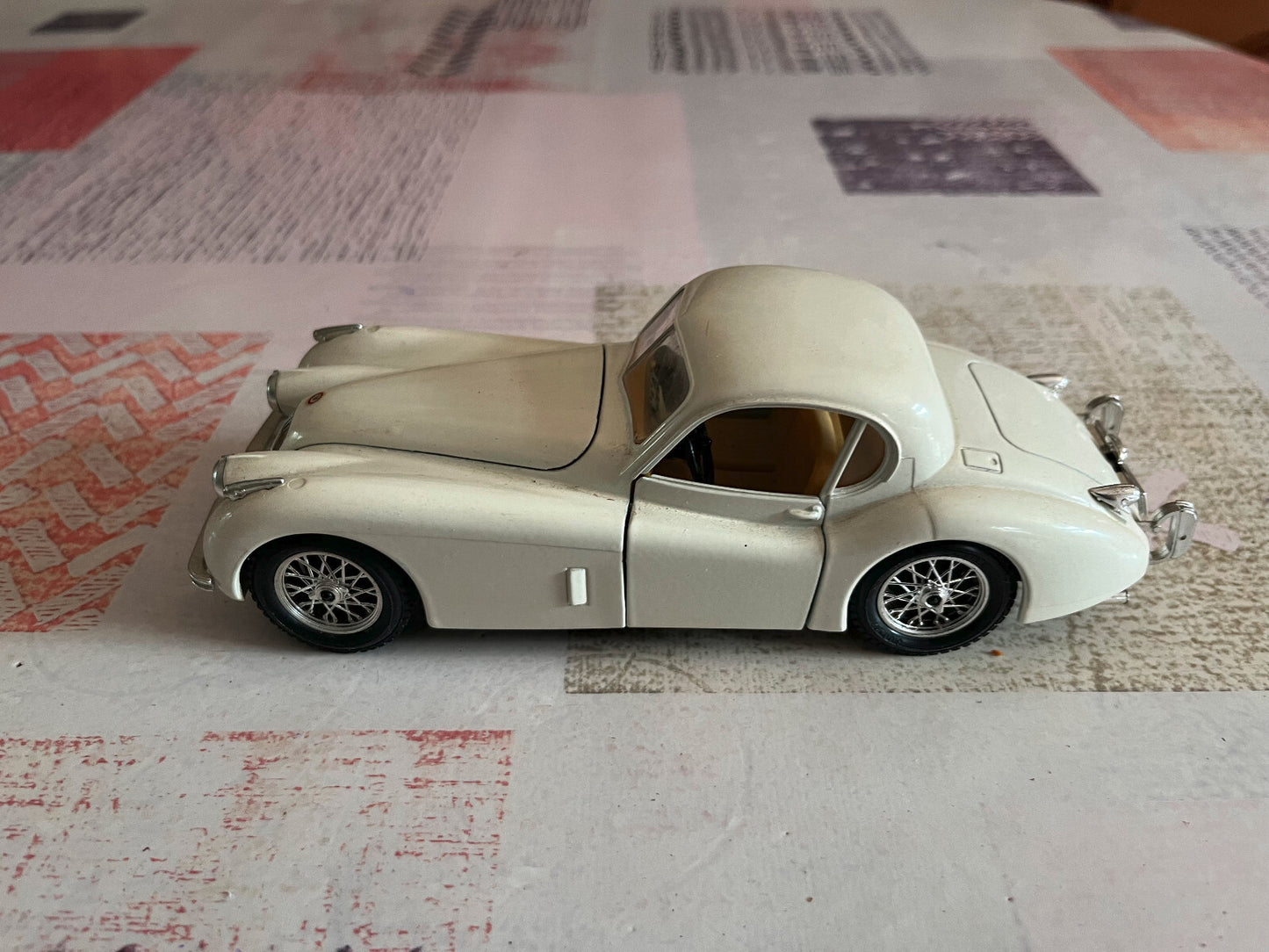 Voiture miniature Jaguar XK 120 1948 Burago 1/24