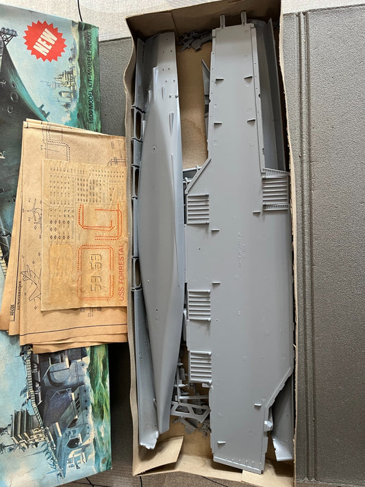 Maquette Kit à monter Bateau Navire Militaire U.S.S. Forrestal AirFix 1/600