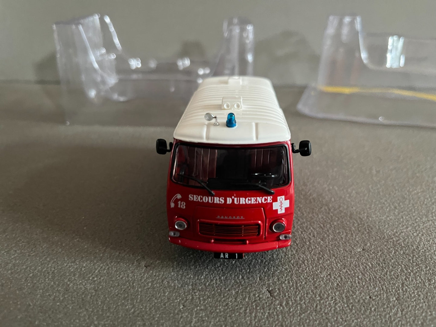 Voiture miniature Camion Peugeot J7 Ambulance Paris Pompiers Hachette 1/43