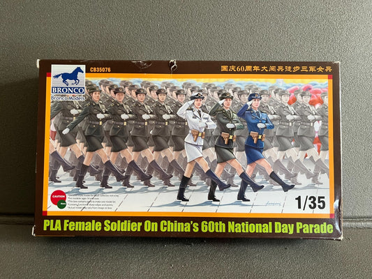 Maquette Militaire Figurine Soldat PLA Female Soldier China Parade Bronco 1/35